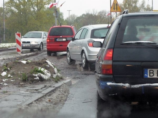 Korki na Dąbrowskiego tworzą się przede wszystkim przez wyrwy i dziury na zjazdach z jednego pasa na drugi &#8211; zauważył nasz Czytelnik