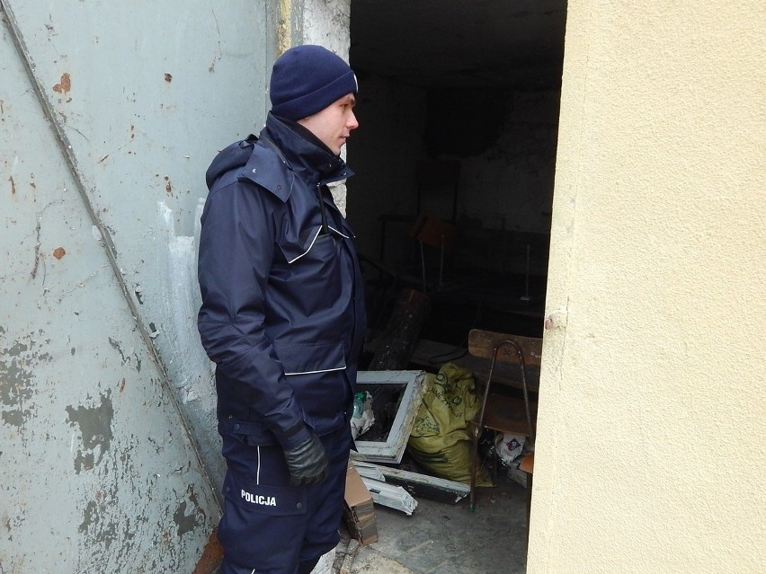 Radziejowscy policjanci sprawdzają różne dziwne miejsca, gdzie przed mrozem mogą się kryć bezdomni. Dla ich bezpieczeństwa
