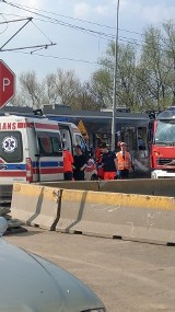 Poważny wypadek w Krakowie. Ciężarówka zderzyła się z tramwajem