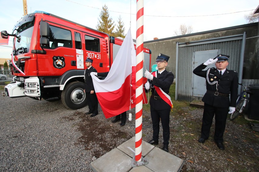 Strażacy z Kostomłotów otrzymali nowy wóz. Jest wart prawie 800 tysięcy złotych