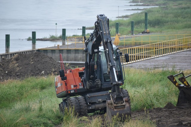Choć prace na brzegu Odry w Krośnie Odrzańskim trwają, to wciąż nie ruszyły roboty związane z budową mostu tymczasowego.