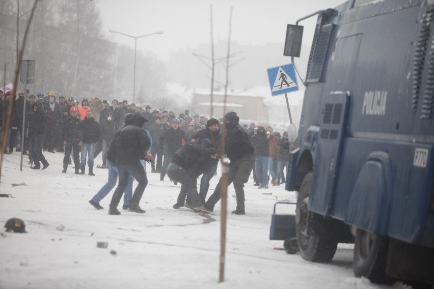 Strajk JSW: Bitwa górników z policją przed siedzibą JSW