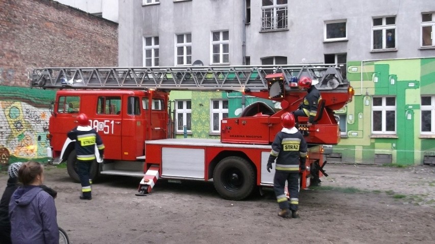 Strażacy interweniowali na pl. Strzeleckim. Nieśli pomoc mężczyźnie, który... zasnął (FOTO)