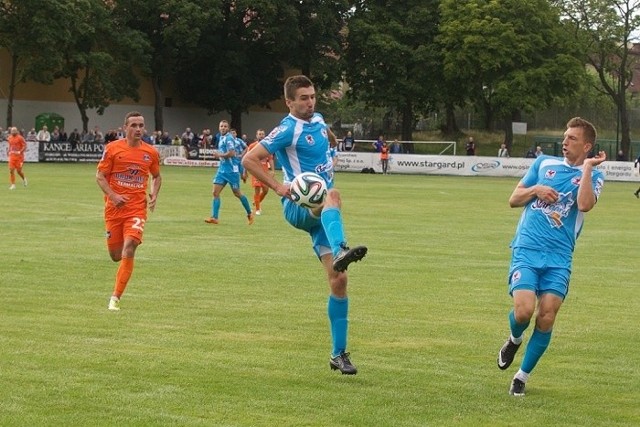Gola na 2:1 strzelił Wojciech Fadecki (z piłką).