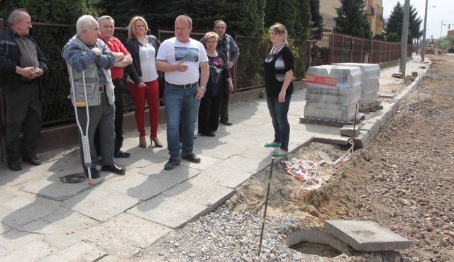 Zdenerwowani mieszkańcy we wtorek zawołali na miejsce media. Są rozgoryczeni brakiem konkretów w sprawie remontu.