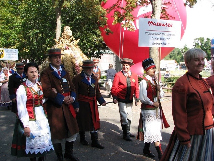 Kurpiowski Zespół Pod Borem z Zawad na Dożynkach Prezydenckich w Spale