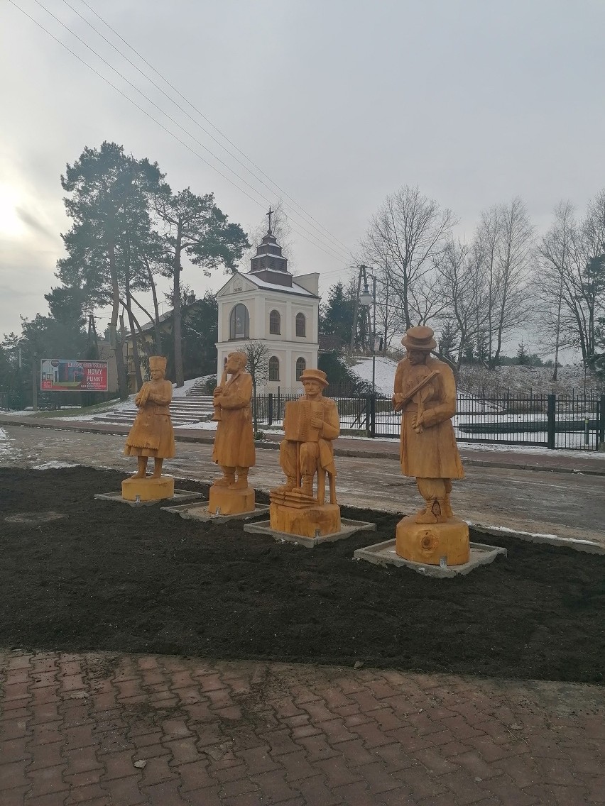 Kolejne rzeźby w Kadzidle. Tym razem na ulicy stanęła prawdziwa kurpiowska kapela. 13.1.2021. Zdjęcia