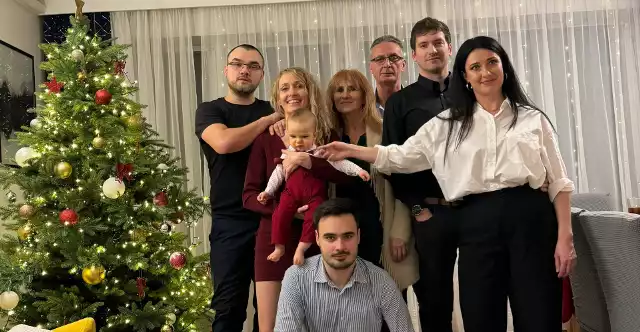 Marek Kasprzyk, kandydat na burmistrza Działoszyc. Na zdjęciu razem z rodziną podczas Bożego Narodzenia. Więcej na kolejnych zdjęciach