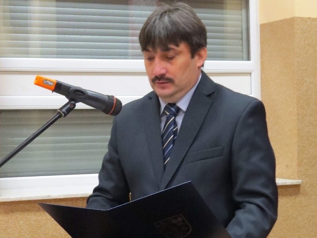 Artur Nenczak, nowy wójt gminy Zakrzewo, składa ślubowanie