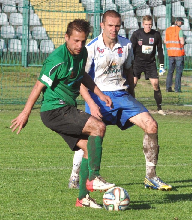 Piłkarze Stali Stalowa Wola (z piłką Damian Juda) przegrali na własnym boisku z Pogonią Siedlce 1:2.