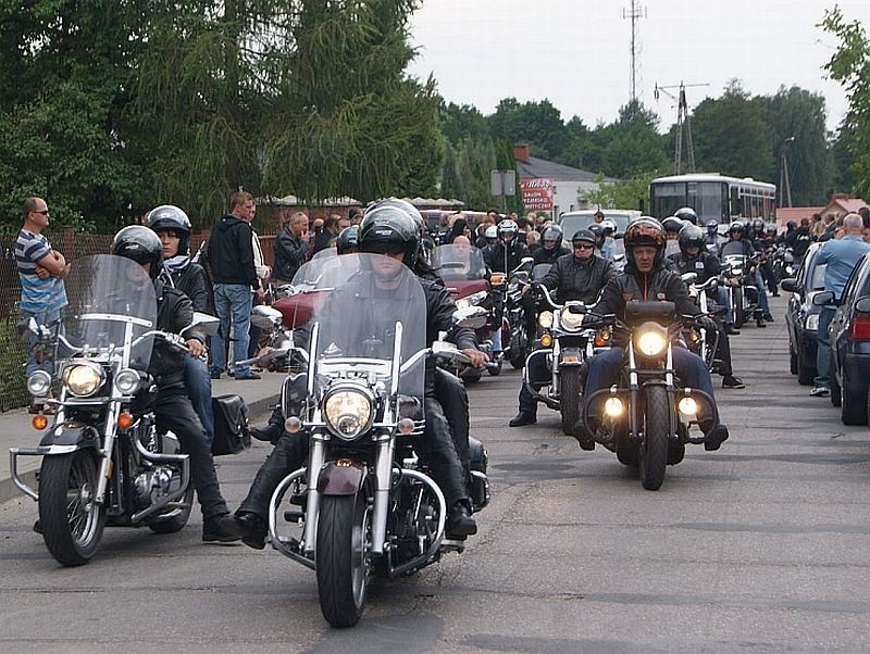 Motocyklowy pogrzeb Tomasza Witkusa w Pionkach. Jak żegnali go przyjaciele? (zdjęcia)