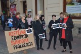 Tarnów. Przed siedzibą PiS odbył się protest przeciwko zakazowi edukacji seksualnej [ZDJĘCIA]