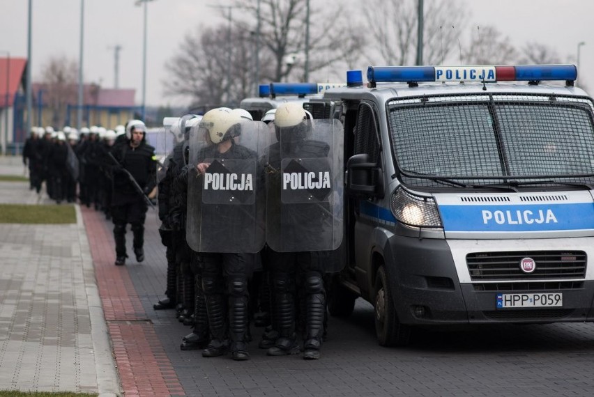 Ćwiczenia policji na stadionie w Tychach