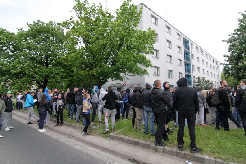 Zamieszki na Legnickiej po śmierci w komisariacie. Rzucali kamieniami w policję