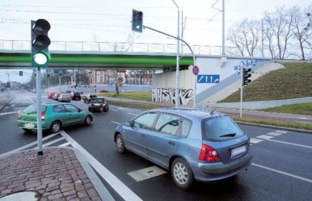 Samochody jadące z ulicy Papieża Pawła VI nie zawsze mieszczą się naprawoskręcie w kierunku Wszystkich Świętych.