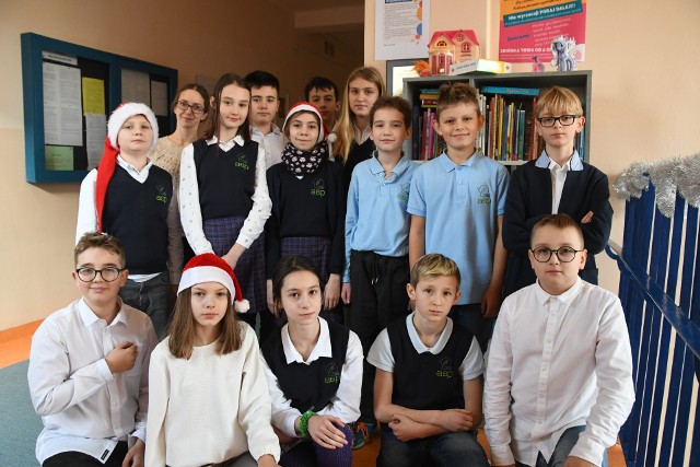 W Akademickiej Szkole Podstawowej w Kielcach już w piątek, 6 grudnia stanął regał, który uczniowie wypełnili książkami. Dzieciaki przyniosły także gry, puzzle i zabawki, którymi się już nie bawią i rozpoczęli wzajemną wymianę. 