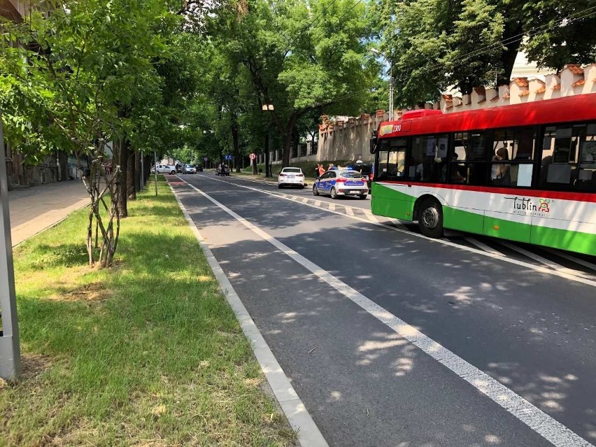 Wypadek na ul. Wyszyńskiego w Lublinie. Motocykl zderzył się z dwoma samochodami osobowymi