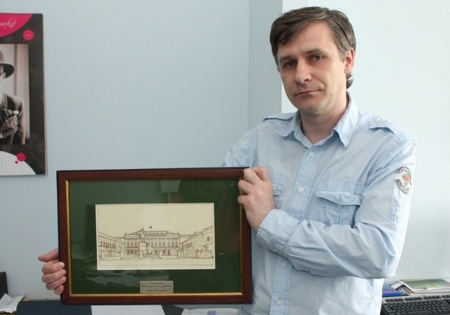 Robert Biernacki prezentuje niektóre dary na V Aucję Charytatywną na rzecz oddziału onkologiczno - hematologicznego Szpitala Dziecięcego w Kielcach.