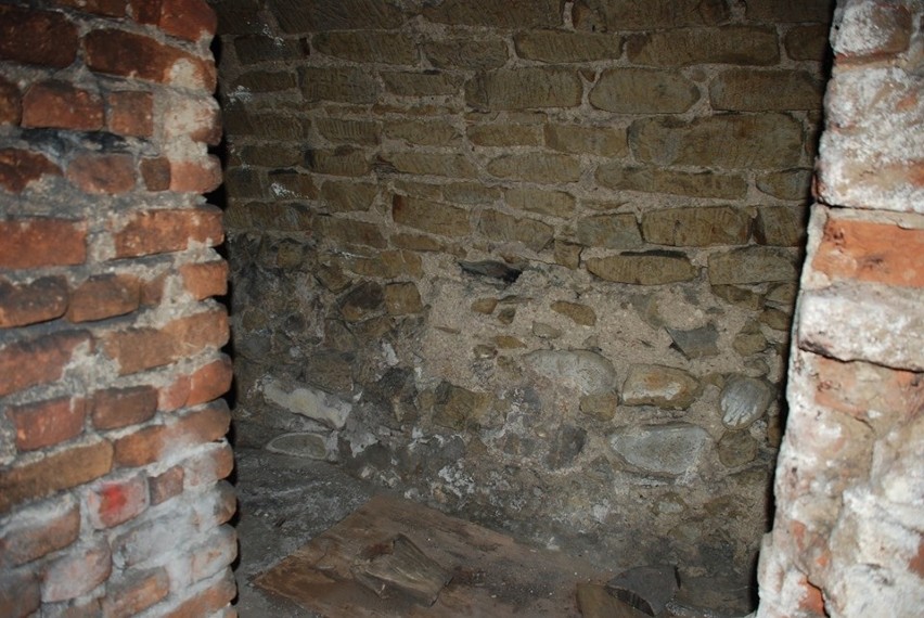 Tajne wejście do klasztornych piwnic? Sypiący się tynk odsłonił dziwne ślady w murze 