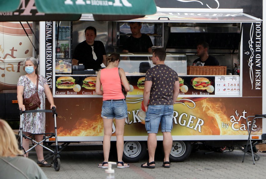 Na parkingu przy "Galerii Grudziądzkiej" zaparkowały mobilne...