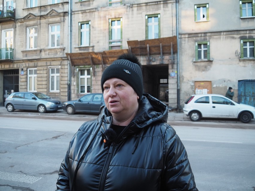 Justyna Białecka, która w kamienicy mieszka od 21 lat boi...