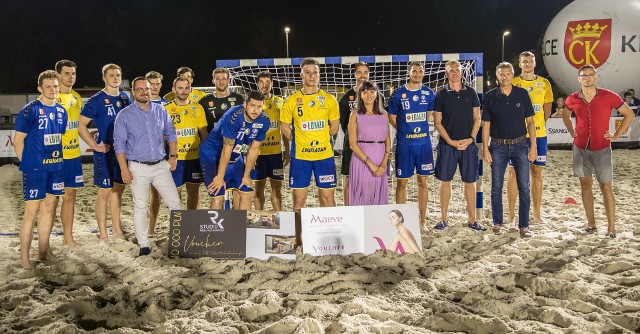 Ostatnim akcentem Międzynarodowego Festiwalu Sportów Plażowych Kielce 2020 był rozegrany w niedzielę wieczorem Mecz Gwiazd – nocny pokazowy pojedynek w piłkę ręczną plażową z udziałem zawodników Łomża Vive Kielce. Festiwal w tym roku odbył się na Kadzielni. Emocjonujący mecz między "Żółtymi" i "Niebieskimi" nie został rozstrzygnięty. MVP „Meczu Gwiazd” wybrany został Nicolas Tournat. Wcześniej na piaszczystych boiskach przy Amfiteatrze Kadzielnia rywalizowali tenisiści i tenisistki plażowe z Polski i zagranicy, między innymi z Portugalii i Włoch. Odbył się również ciekawy pokazowy mecz gwiazd siatkówki plażowej, w którym polska para Jędrzej Brożyniak/Piotr Janiak 2:0 pokonała zagraniczny duet Leo Wiliams z Republiki Południowej Afryki i Robert Kufa z Czech.Organizatorem festiwalu było Międzynarodowe Centrum Sportów Plażowych, a patronami Urząd Marszałkowski Województwa Świętokrzyskiego i Miasto Kielce. Zmagania zawodników z zainteresowaniem śledził między innymi prezydent Kielc Bogdan Wenta. Ambasadorem imprezy byli Paweł Zagumny oraz Aleksandra Adamska.– Już kilka dni po zakończeniu zeszłorocznego festiwalu, jaki miał miejsce na kieleckim Rynku, wiedzieliśmy, że będziemy chcieli do Kielc wrócić. Zwłaszcza, że spotkaliśmy się tutaj z ciepłym przyjęciem, niesamowitą atmosferą i wreszcie dużym zainteresowaniem ze strony mieszkańców. I choć ze względu na pandemię koronawirusa nie mogliśmy wrócić w tej samej formule, cieszymy się, że impreza doszła do skutku na Kadzielni – mówi Piotr Głogowski, organizator RK Studio Międzynarodowego Festiwalu Sportów Plażowych Kielce 2020.Galeria zdjęć z imprezy na kolejnych slajdach. (dor)