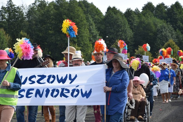 Kapeluszowy Marsz Seniorów przeszedł ulicami Kamienia Krajeńskiego po raz piaty.