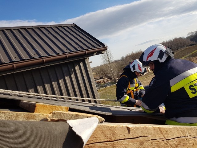 Strażacy 28 razy wyjeżdżali do pomocy przy zabezpieczeniu uszkodzonych przez wiatr dachów