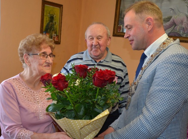 Wójt Daniel Kożuch wręczył Idzie i Alojzemu Moskalkom z Łąskiego Pieca Medale za Długoletnie Pożycie Małżeńskie