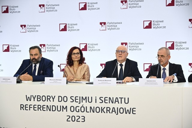 Członek PKW: Liwiusz Laska (L), szefowa KBW Magdalena Pietrzak (2L), przewodniczący PKW Sylwester Marciniak (2P) oraz wiceprzewodniczący PKW Wojciech Sych (P) podczas konferencji prasowej Państwowej Komisji Wyborczej w Warszawie, dot. frekwencji wyborczej oraz bieżących najważniejszych wydarzeń