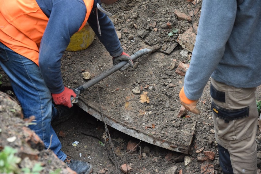 Dwa skrzydła stalowych drzwi bramy fortu I Salis Soglio w...