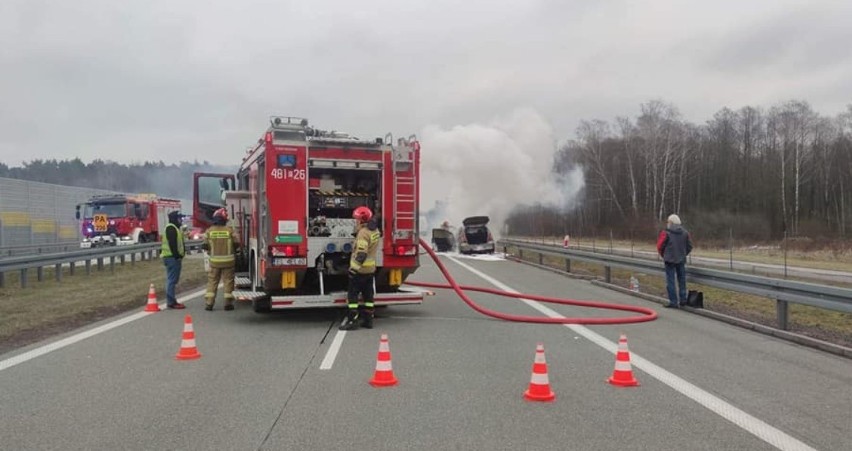 Pożar samochodu na S8. Mercedes spłonął na drodze S8. Zapaliła się turbina silnika ZDJĘCIA