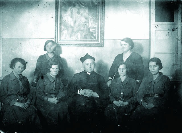 Zarząd Stowarzyszenia Młode Polki w 1933 r.  Po lewej...