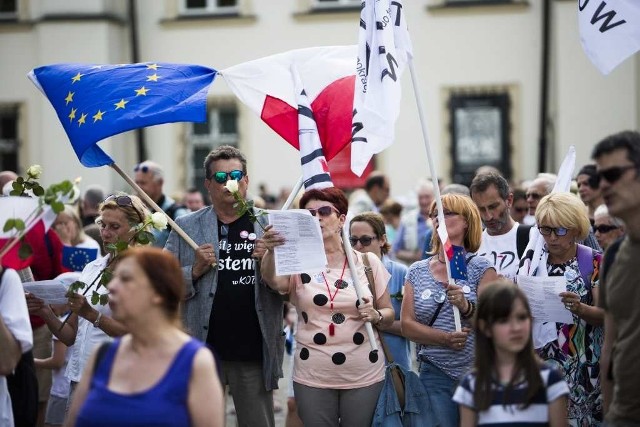 Uczestnicy obchodów rocznicy 4 czerwca przyszli z flagami Polski i UE