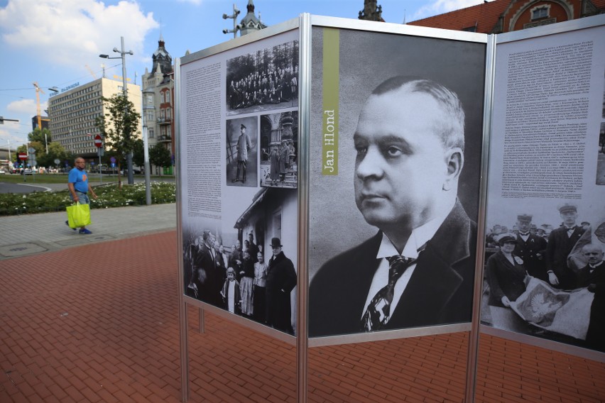 Wystawa "Twarze Powstańców" dotarła na rynek w Katowicach....