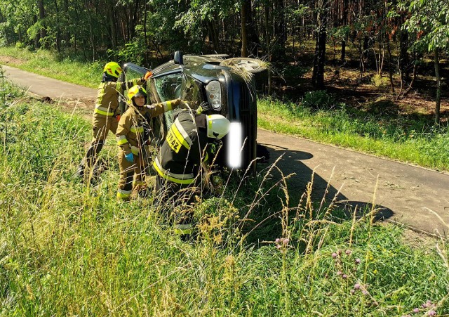 W wyniku zderzenie volkswagen wypadł z drogi i dachował.