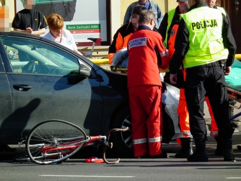 Potrącenie rowerzysty na Matejki - mężczyzna w szpitalu