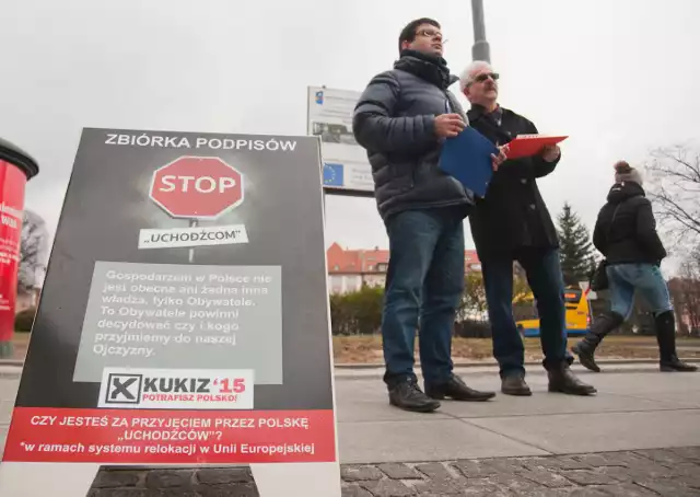 Paweł Cybulski (z lewej) i Ryszard Bogusz (z prawej) zbierają podpisy osób popierających referendum w sprawie uchodźców.