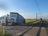 Łódzkie: Zderzenie pociągu z ciężarówką! Wjechał na niestrzeżony przejazd. ZDJĘCIA