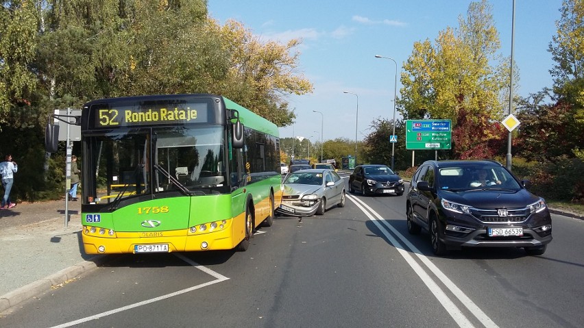 W niedzielę osobówka uderzyła w stojący na przystanku...