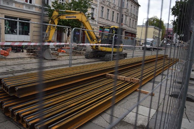 Na pierwszym odcinku ul. Chrobrego już rozpoczęło się wylewanie dolnej płyty torowej. Zgodnie z projektem na niej będą montowane szyny, które już czekają na placu budowy.