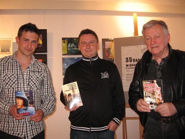 Oto trzej pisarze ze swoimi dziełami: od lewej &#8211; Jan Michalski i &#8221;Dwie strony medalu&#8221;, Grzegorz Bartos i "Opowieść o dwóch meczach i morderstwie&#8221; oraz Jerzy Madejski &#8211; jego "Połowa mężczyzny