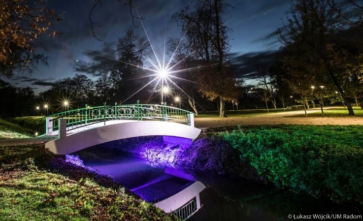 W Starym Ogrodzie działa już iluminacja mostku zakochanych.