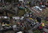 Zdewastowany cmentarz w Ełku. Sprawcy wciąż poszukiwani (zdjęcia, wideo)