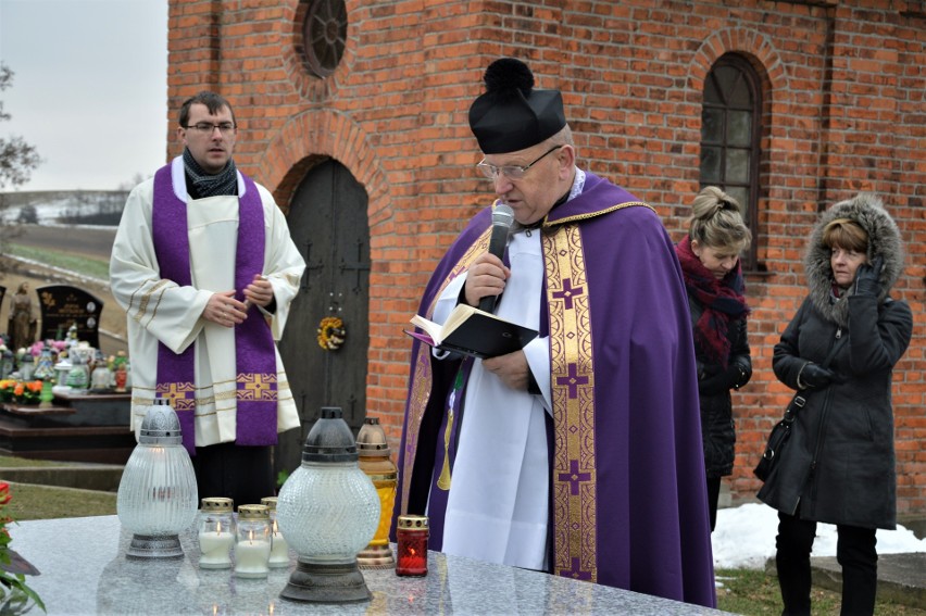 Nową mogiłę poświęcił ks. Władysław Banik