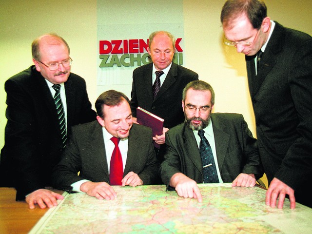 Pierwsze ustawowe ramy metropolii określił w 2007 r. ówczesny wojewoda śląski Tomasz Pietrzykowski (siedzi z lewej). Na zdjęciu z grudnia 2006 przekonuje do swej wizji prezydentów miast