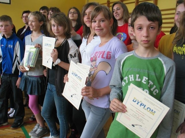 Uczestnicy konkursu na gazetki szkolne dostali dyplomy, nagrody i pozowali do pamiątkowego zdjęcia