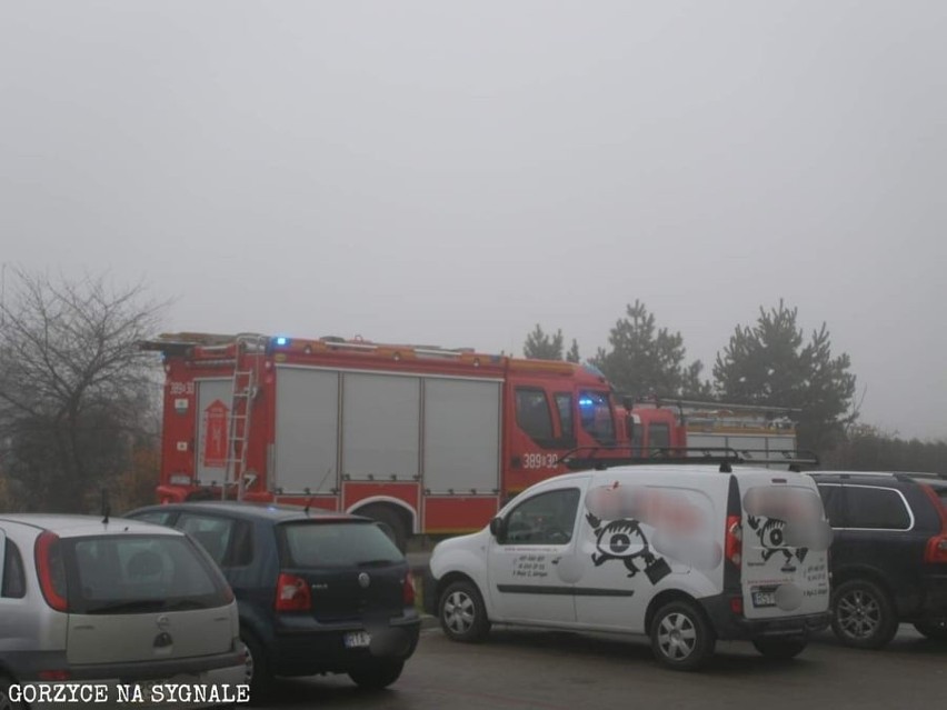 Wypadek w Gorzycach. Poszkodowana została kobieta, która dachowała samochodem