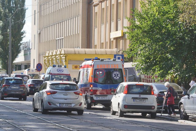 Przed szpitalem HCP od kilku tygodni ustawiają się kolejki karetek z chorymi.