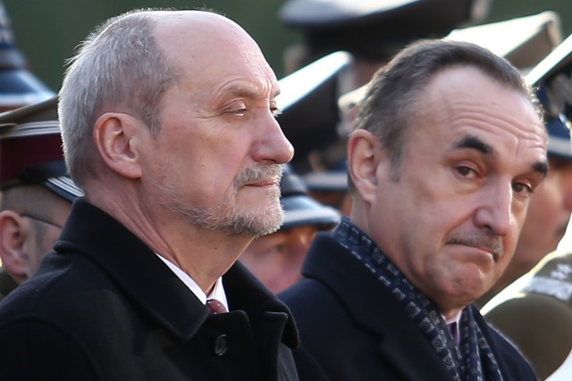 Wiceprezydent Wojciech Adamski (z prawej) zarabia więcej niż minister obrony narodowej